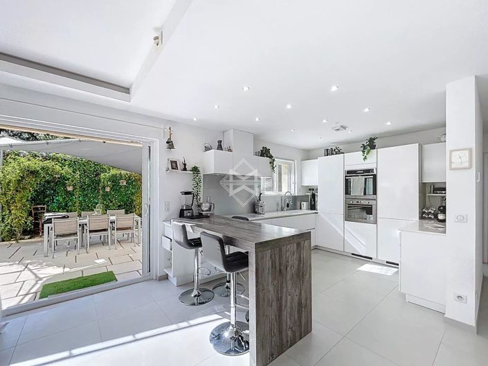 Image No.7-5 Bed House for sale