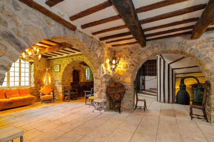 Image No.6-10 Bed House for sale