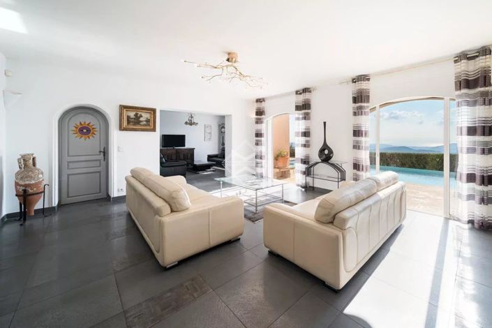 Image No.9-5 Bed House for sale