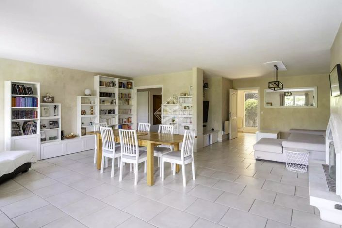 Image No.8-5 Bed House for sale