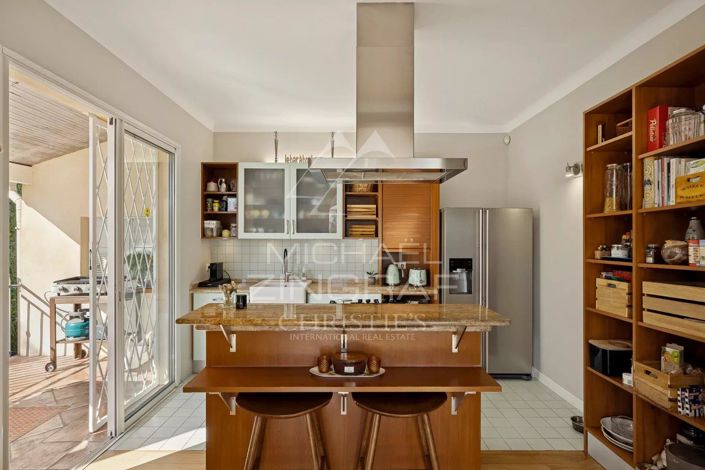 Image No.8-5 Bed House for sale