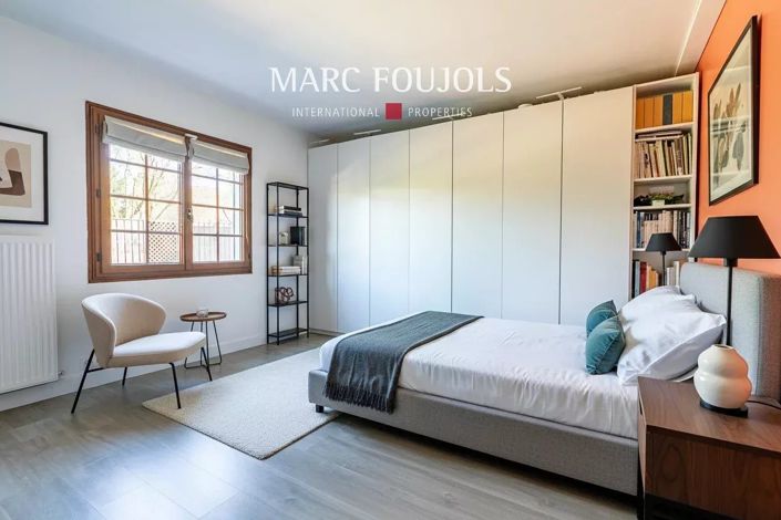 Image No.8-5 Bed House for sale