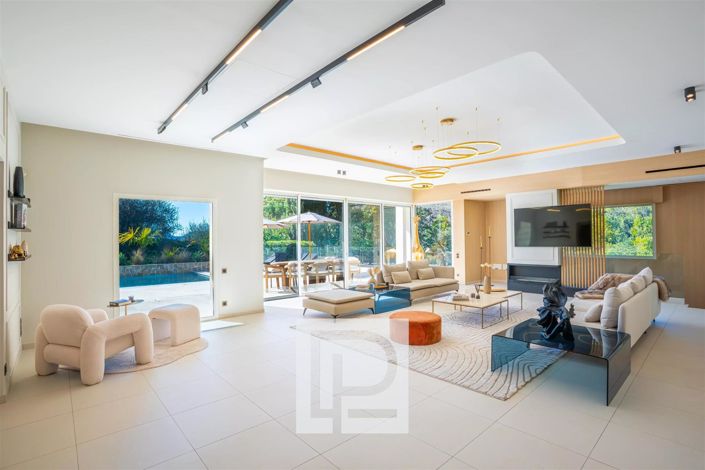 Image No.6-5 Bed House for sale