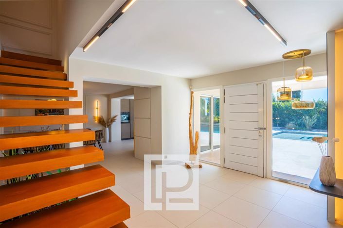 Image No.8-5 Bed House for sale