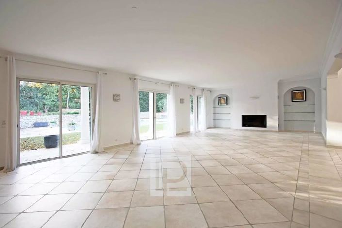 Image No.7-5 Bed House for sale