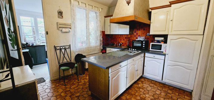 Image No.10-6 Bed Property for sale