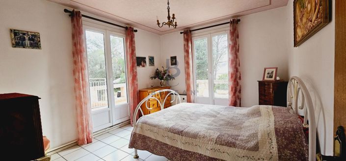 Image No.12-6 Bed Property for sale