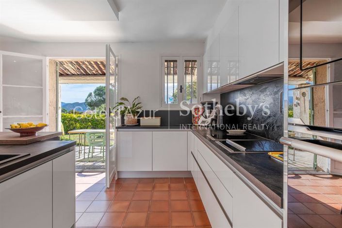 Image No.11-3 Bed Property for sale