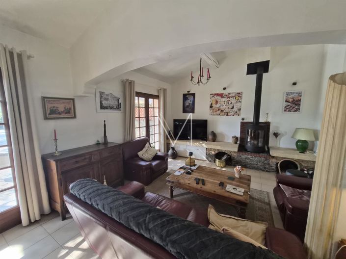 Image No.8-6 Bed House for sale