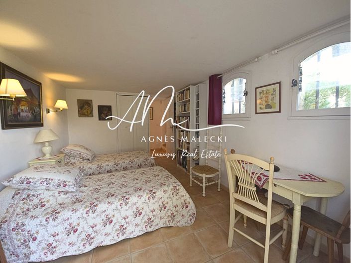 Image No.9-5 Bed House for sale