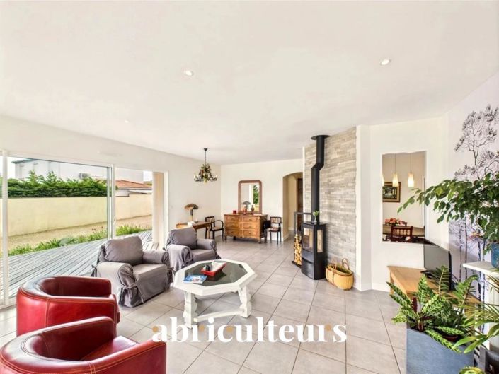 Image No.2-5 Bed House for sale