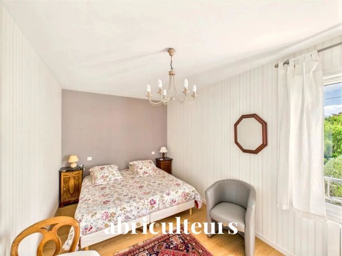 Image No.8-5 Bed House for sale