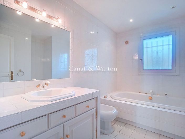 Image No.6-4 Bed House for sale