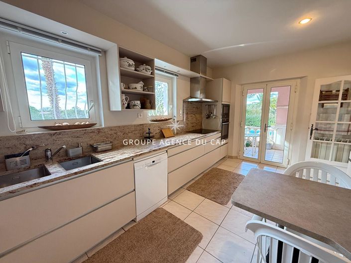 Image No.6-4 Bed House for sale