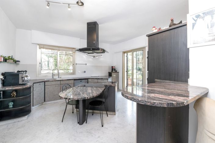 Image No.6-5 Bed House for sale