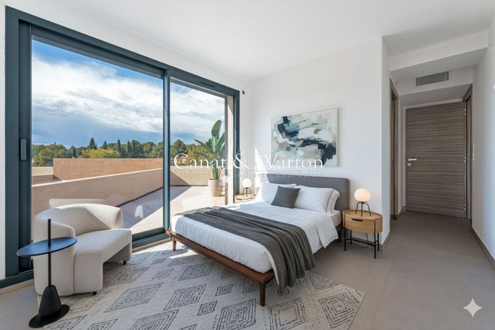 Image No.9-5 Bed Property for sale