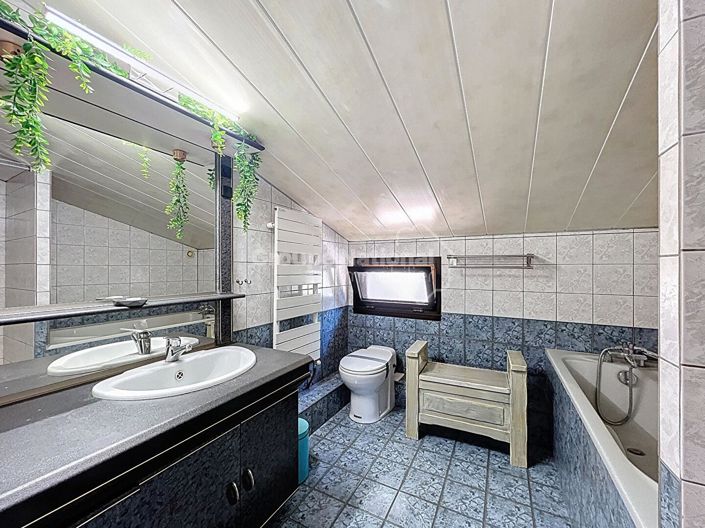 Image No.24-5 Bed Property for sale