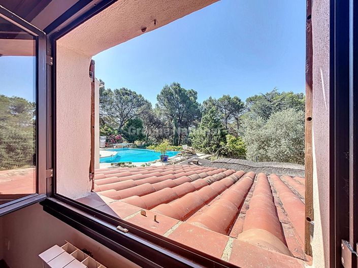 Image No.27-5 Bed Property for sale