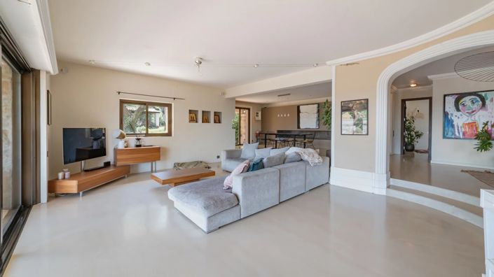 Image No.18-5 Bed House for sale