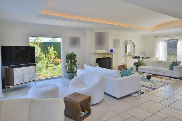 Image No.25-5 Bed House for sale
