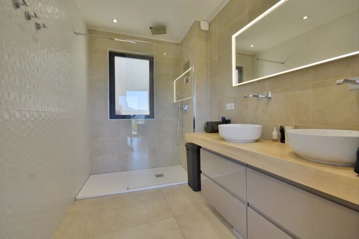 Image No.20-4 Bed House for sale