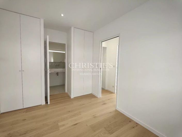 Image No.10-3 Bed House for sale