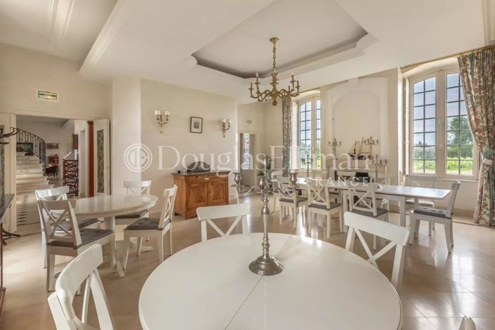 Image No.6-8 Bed House for sale