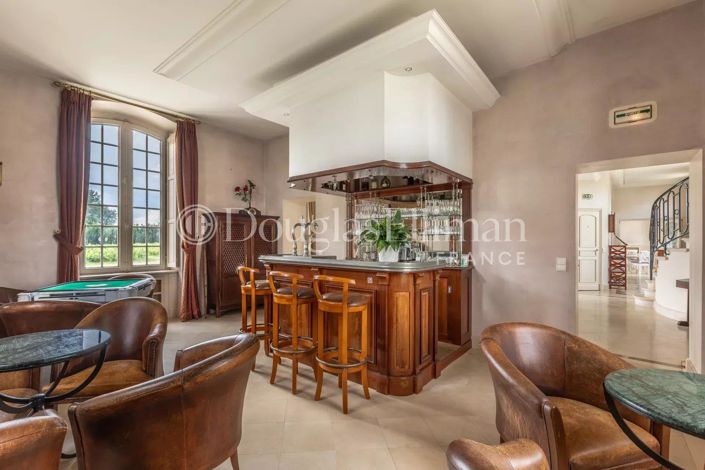 Image No.8-8 Bed House for sale