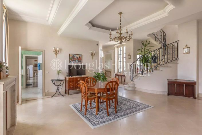 Image No.9-8 Bed House for sale