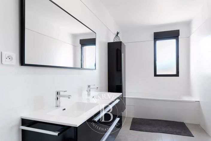 Image No.11-5 Bed House for sale