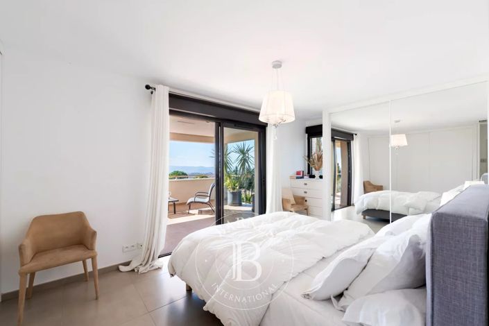 Image No.12-5 Bed House for sale