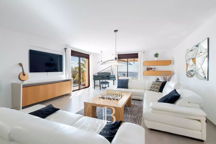 Image No.6-5 Bed House for sale