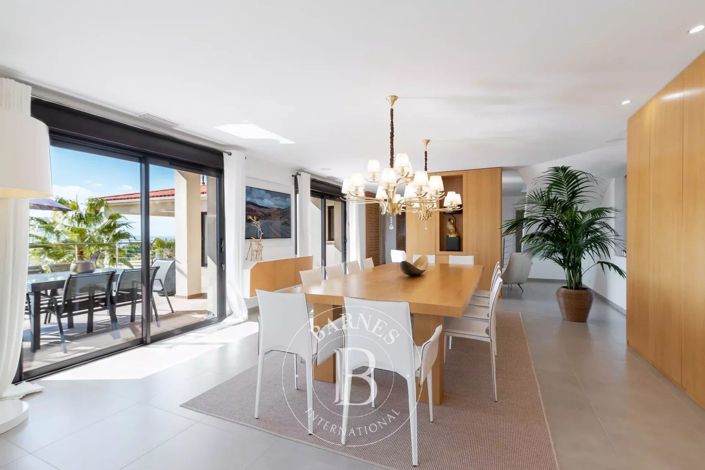 Image No.7-5 Bed House for sale