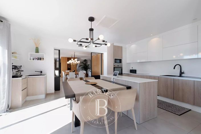 Image No.8-5 Bed House for sale