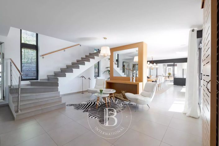 Image No.9-5 Bed House for sale