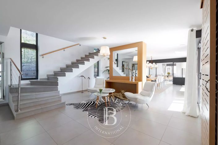 Image No.9-5 Bed House for sale