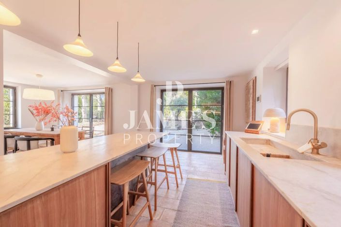 Image No.6-5 Bed House for sale