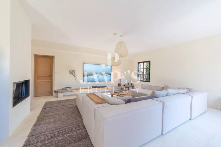 Image No.8-5 Bed House for sale