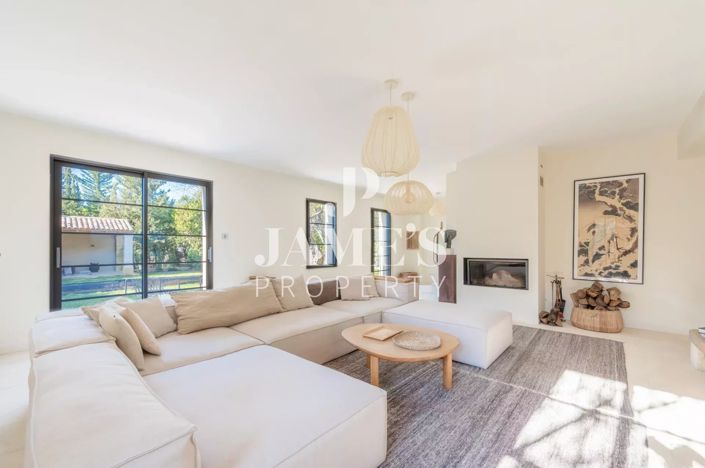 Image No.8-5 Bed House for sale