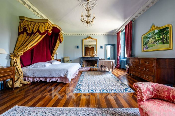 Image No.11-15 Bed Property for sale