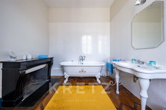 Image No.12-15 Bed Property for sale