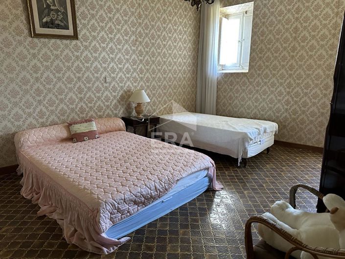 Image No.9-5 Bed House for sale