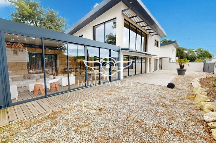 Image No.19-3 Bed Property for sale