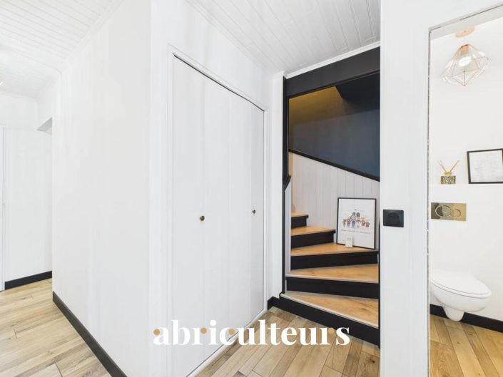 Image No.8-5 Bed House for sale