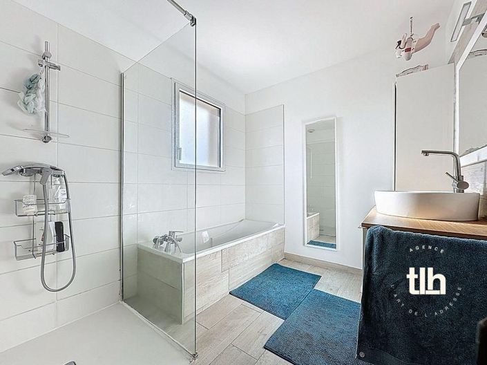 Image No.8-4 Bed House for sale