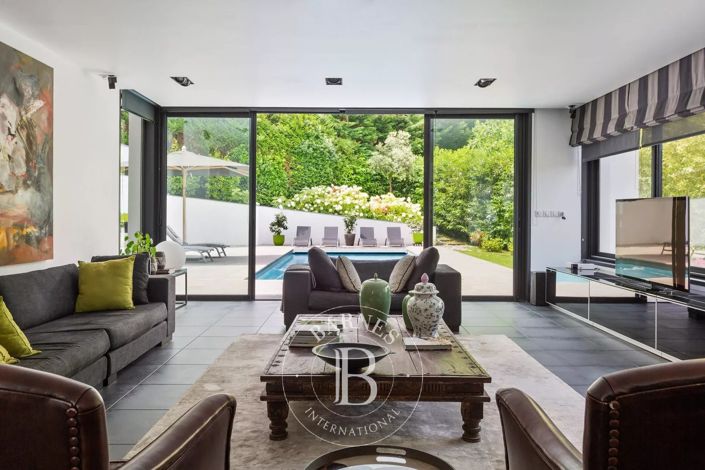 Image No.11-5 Bed House for sale