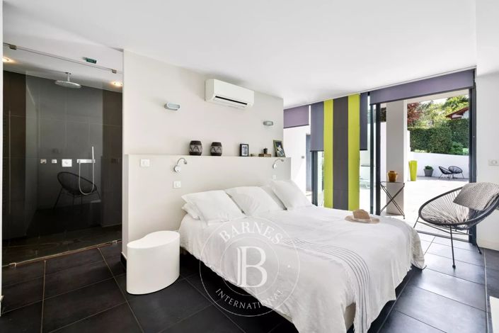 Image No.17-5 Bed House for sale