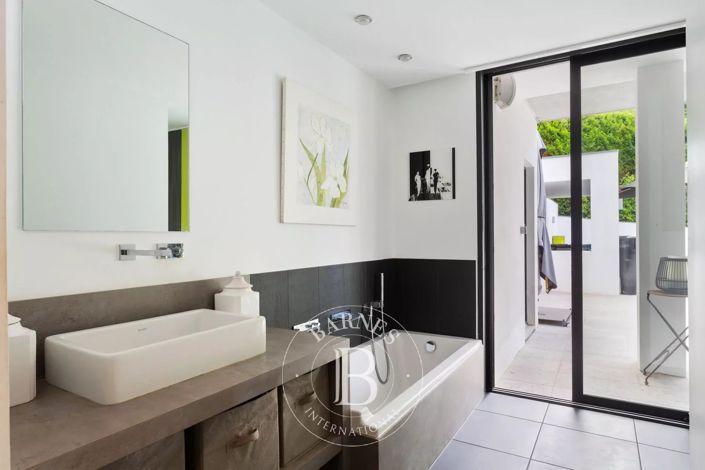 Image No.19-5 Bed House for sale