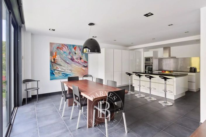 Image No.8-5 Bed House for sale