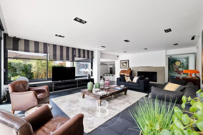 Image No.8-5 Bed House for sale